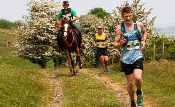 Man vs Horse Marathon: 45 χρόνια “δρομικής κόντρας” ανθρώπων και αλόγων στα βουνά της Ουαλίας!