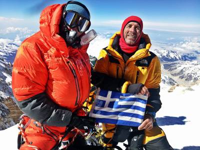 Στην κορυφή 8.586m. Αριστερά Φώτης Θεοχάρης, δεξιά Αντώνης Συκάρης