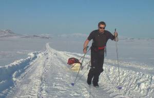 Ο Άνθρωπος που Περπάτησε τον Κόσμο: Η Απίστευτη Οδύσσεια του Karl Bushby!