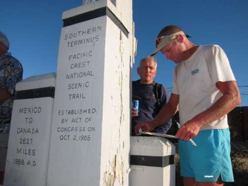 Ο Scott, υπογράφοντας στα σύνορα Η.Π.Α - Μεξικού (ρεκόρ PCT)!