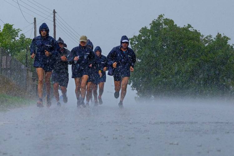 Εντυπωσιακή φωτογραφία των αθλητών του Run Messinia που έτρεξαν κόντρα σε ακραίες καιρικές συνθήκες!