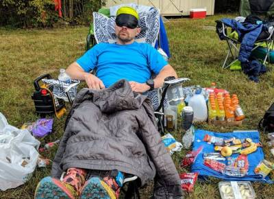 Τυπική σκηνή του Big Backyard Ultra. Δρομέας προσπαθεί να κοιμηθεί για 5-6 λεπτά πριν ...