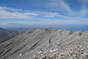 Κορυφογραμμή προς κορυφή Σελένα, την οποία διασχίζουν οι αθλητές του «KRONIO SKYRACE"